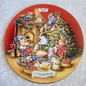 1992 Avon Christmas Plate "Sharing Christmas With Friends" Porcelain 22K Gold